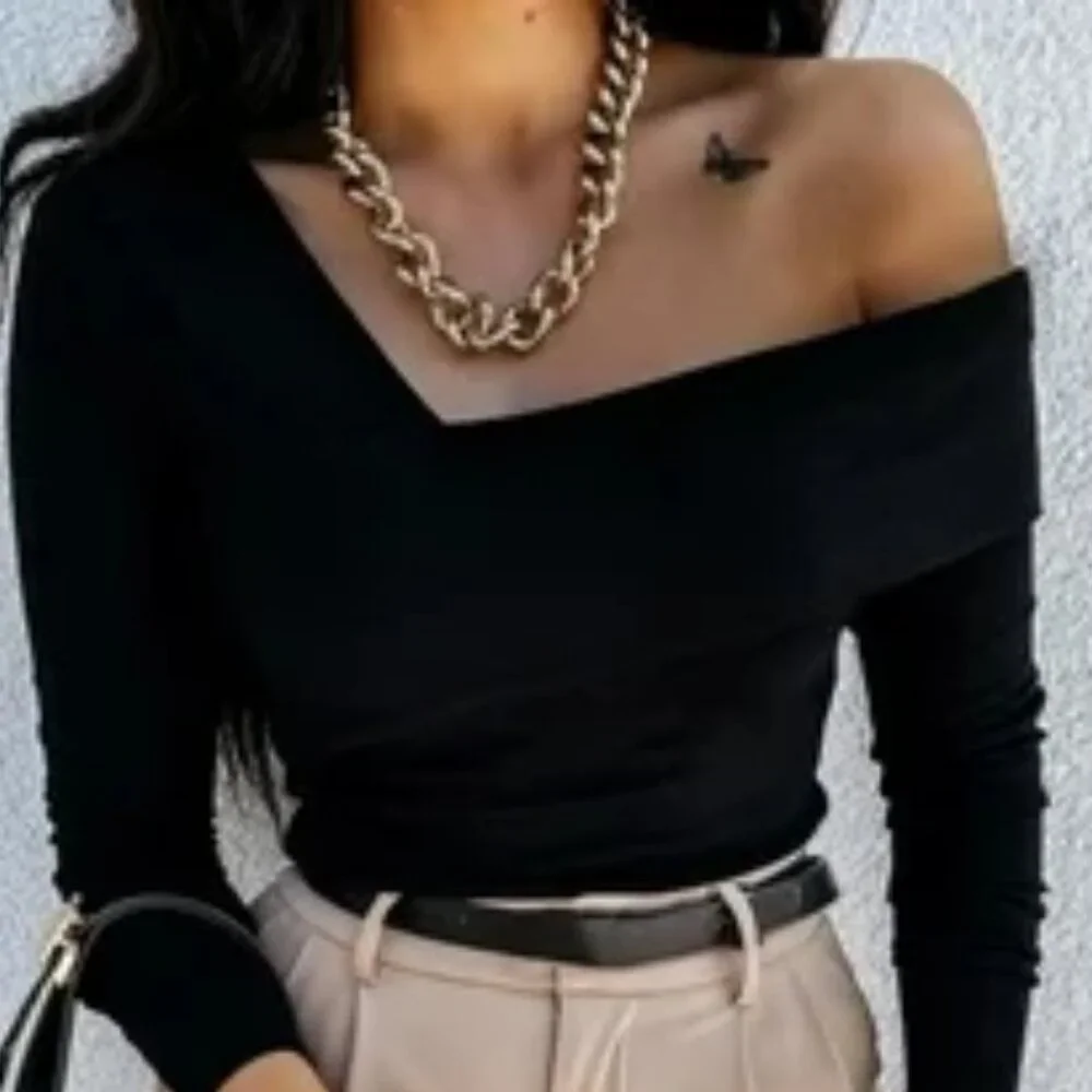 Chic & Sophisticated: Off-Shoulder Elegance - Picture 2 of 4